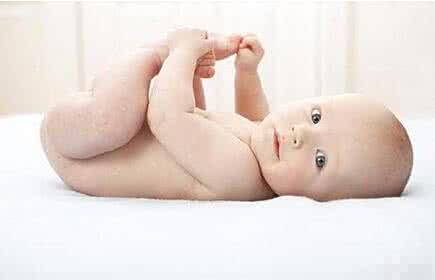 如何护理新生儿的五官？