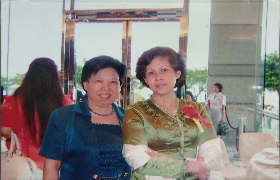 第二届世界华商大会在香港会展召开，刘慕玲与柬埔寨公主诺罗墩•阿松•拉斯米合影。