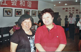 刘慕玲曾到济南阳光大姐家政服务公司参观学习，图为与该公司总经理卓长立合影留念。
