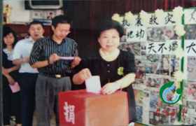 大震有大爱，刘慕玲带领企业员工积极为汶川大地震受难同胞捐款捐物。